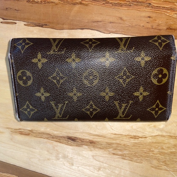 LOUIS VUITTON MONOGRAM INTERNATIONAL LONG WALLET - Picture 3 of 14